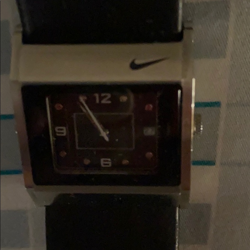 Swoosh !! Nike Watch 100m Water Resist